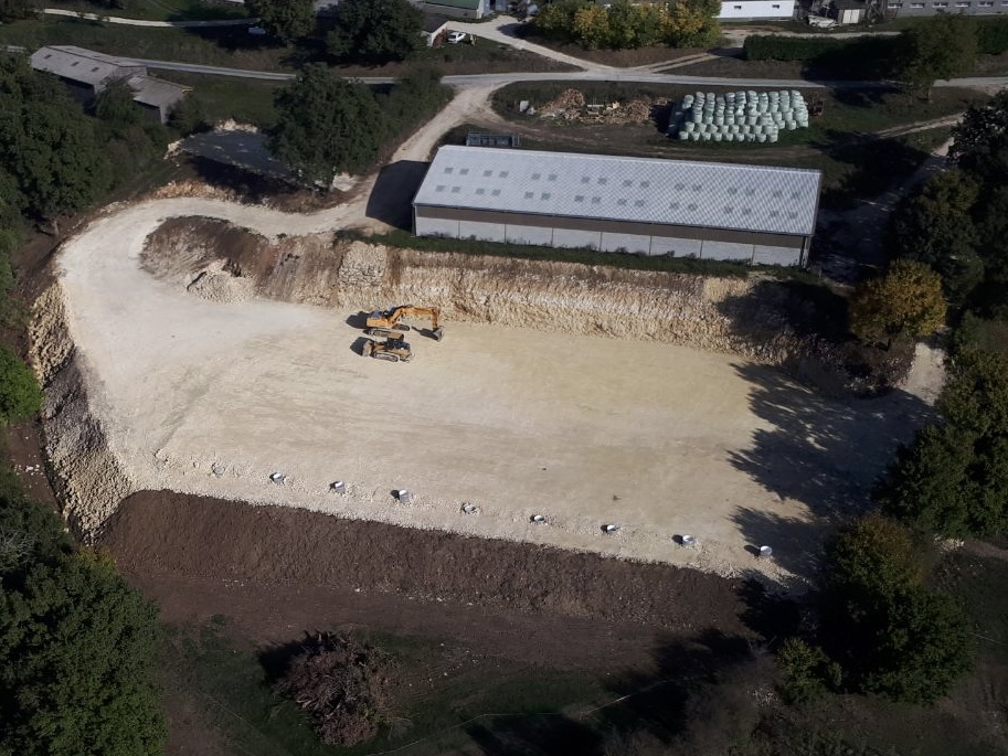 Terrassement d'une plateforme d'un bâtiment agricole dans le Sarladais