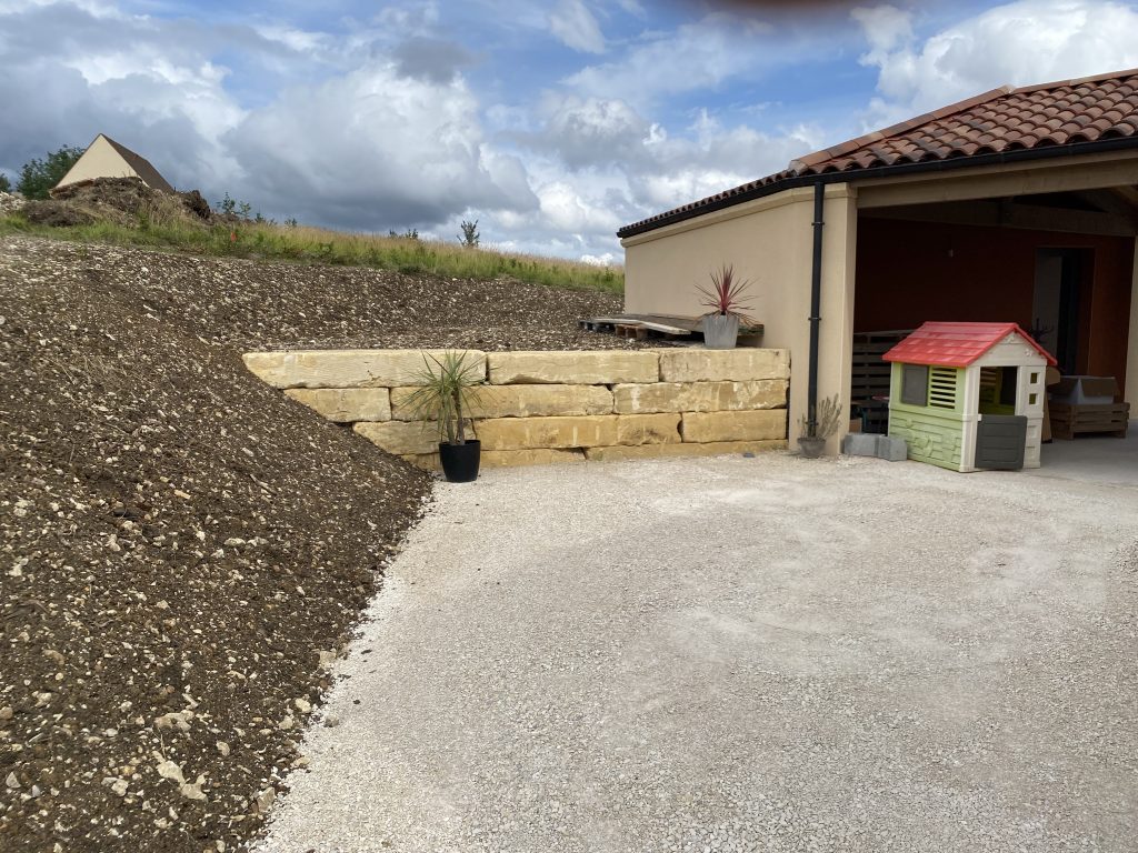 Petit mur de soutènement en pierres des Eyzies vers Sarlat